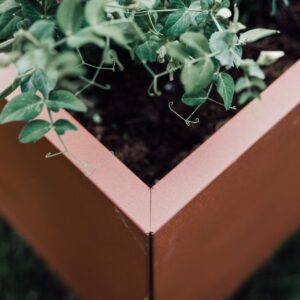 Detalj av ett hörn på Plant Box odlingslåda i cortenlack. Svensktillverkade blomlådor.