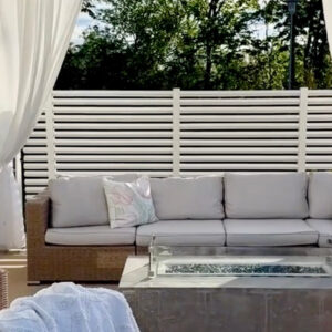 Stilrent och underhållsfritt räcke på uteplatsen. Skärmvägg vid utemöblerna.