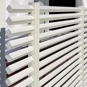 Detalj av staket Drömminge med vridna 45x45 mm reglar.