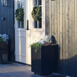 Plant Box 40x40 cm - svensktillverkat från Wernamo Design. Plantering vid entré.