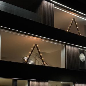 Belysning i stort fönster. Led belysning. Juldekoration, stor julbelysning, stor ljusstake.