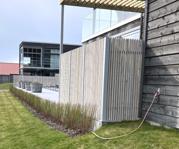 Ribbstaket Borgen i silvergrå med en ljusgrå siiox behandlad träribba. Enkelt att montera av hög kvalité och design.