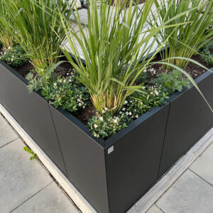 Plant Box I vinkel - sort plantekasse.
