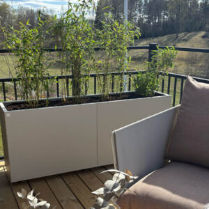 Beige planteringslåda med bambu på balkong från Wernamo Design